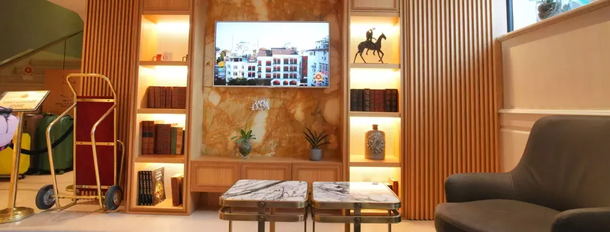 hall d'entrée avec meubles et canapé