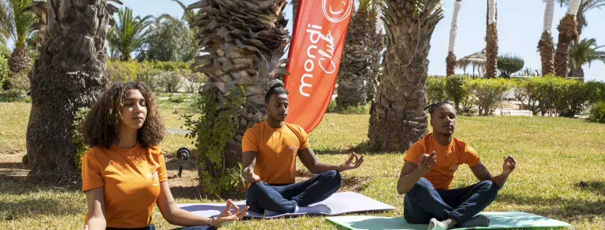 animateurs mondi club en activité de plein air