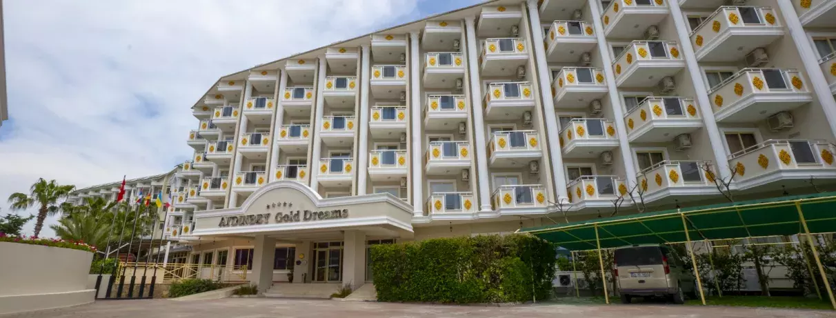 vue de la façade de l'hôtel avec son entrée 