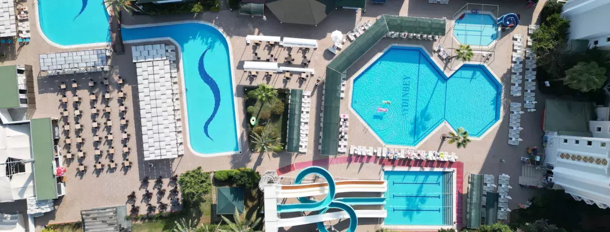 vue en hauteur des différentes piscines extérieurs de l'hôtels