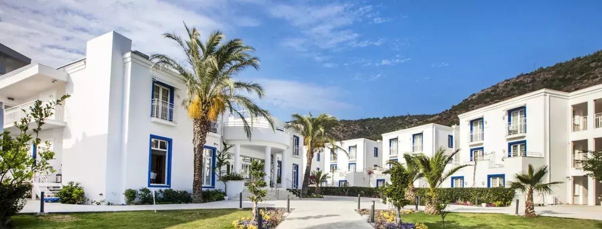 vue de la façade extérieure de l'hôtel avec des palmiers