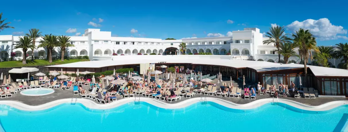 piscine avec transats et vue de l'hôtel