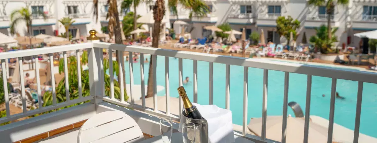 balcon avec vue sur la piscine de l'hôtel