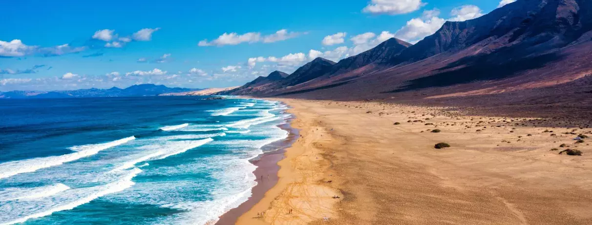 vue de la plage et des montagnes 
