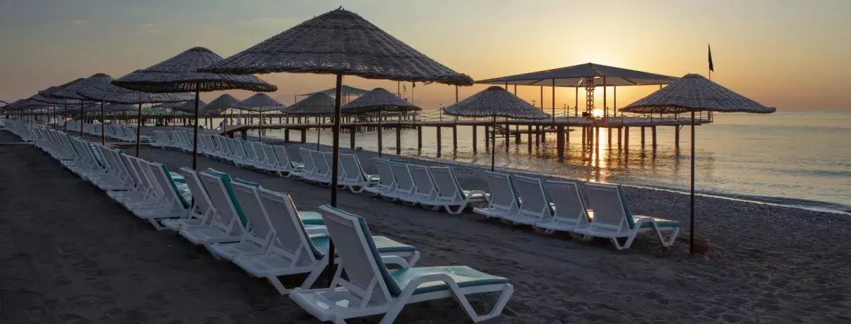 plage avec transats et parasols 
