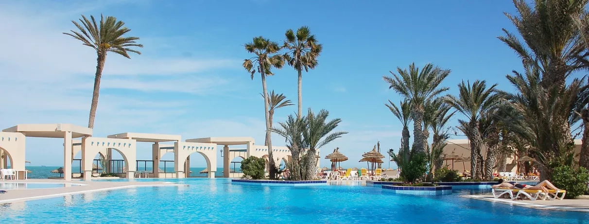 Espace de détente avec transats au bord de la grande piscine du Mondi Club Zita Beach.