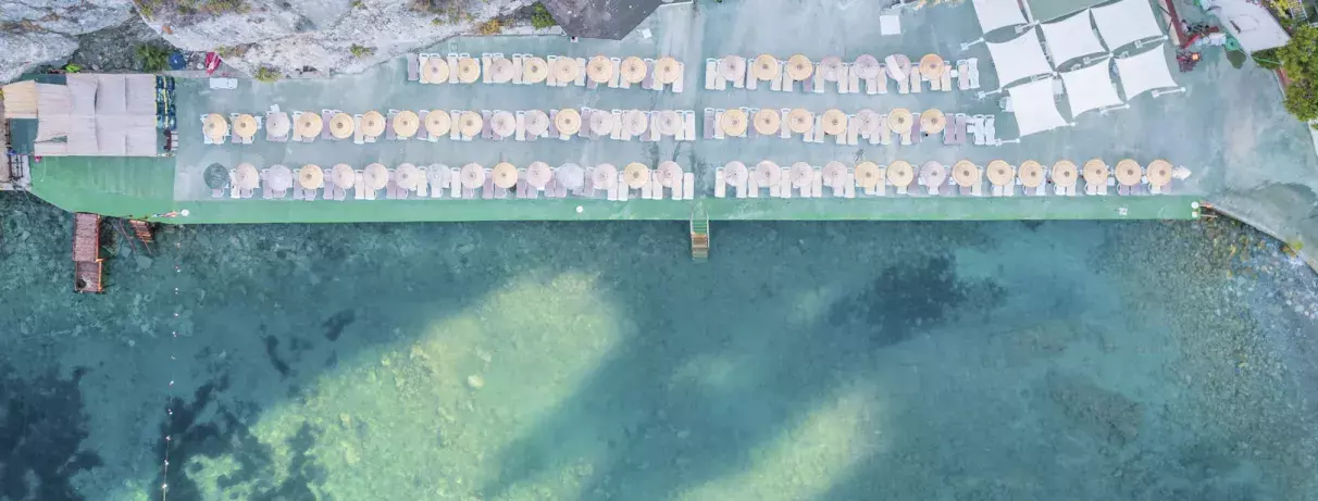 plage avec transats et parasols 