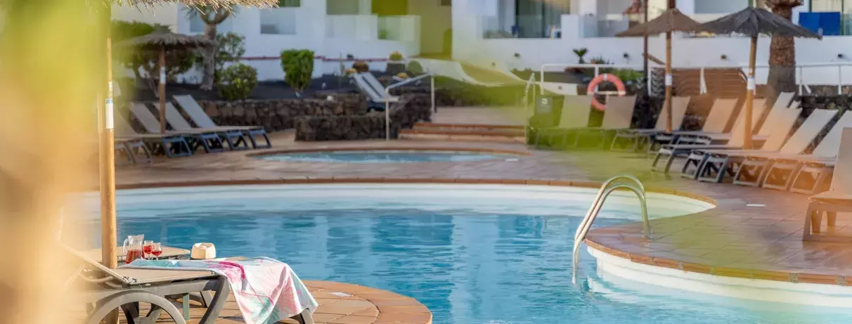 piscine extérieur avec transats