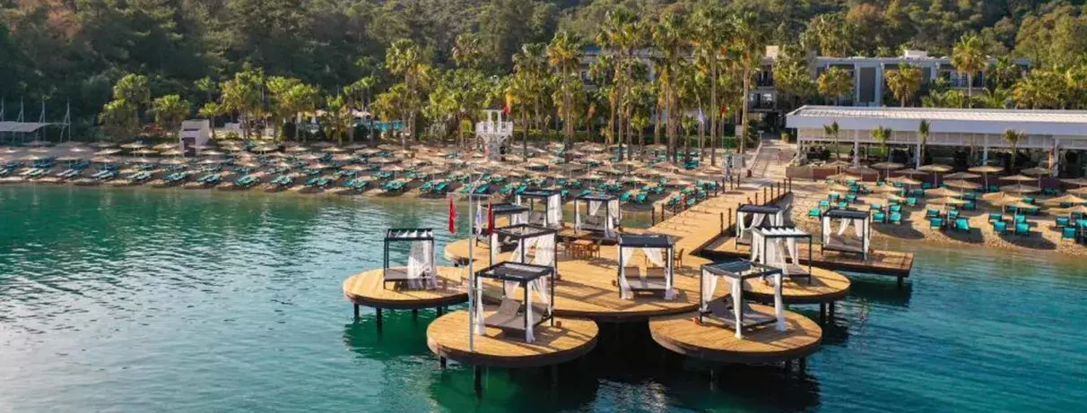 plateformes en bois avec des transats entouré par la mer