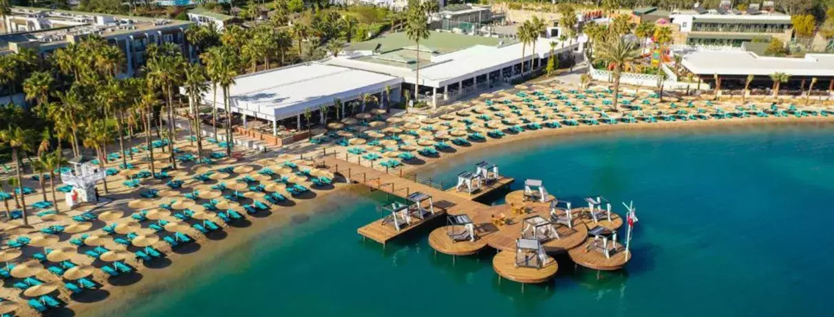 vue du ciel de l'hôtel et de la plage