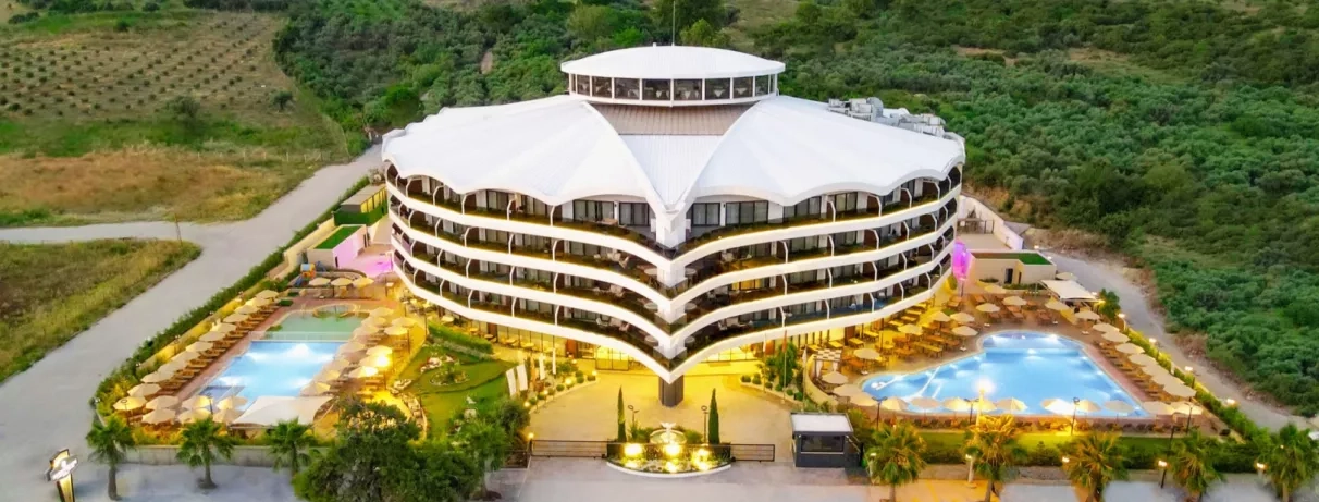 Une vue aérienne de l'hôtel moderne, niché au cœur d'une végétation verdoyante.