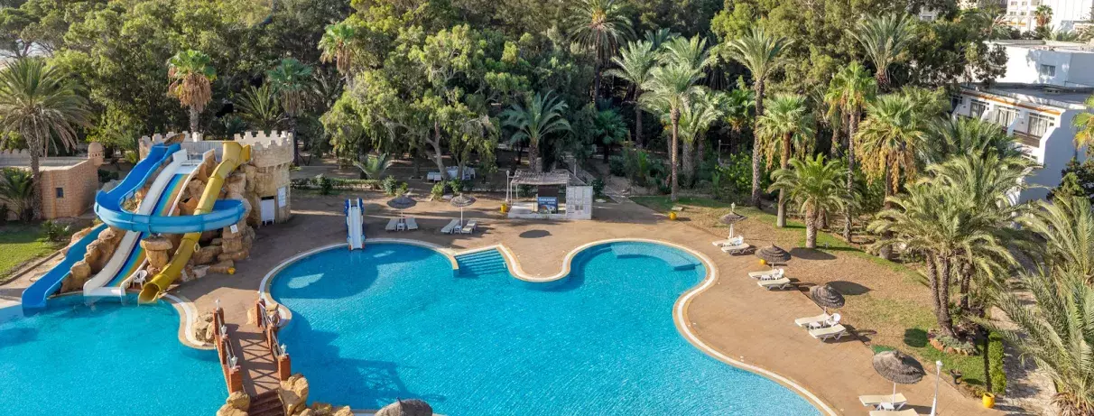 piscine avec toboggan