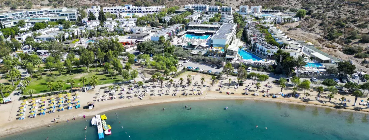 vue d'ensemble de la plage en long avec l'hôtel