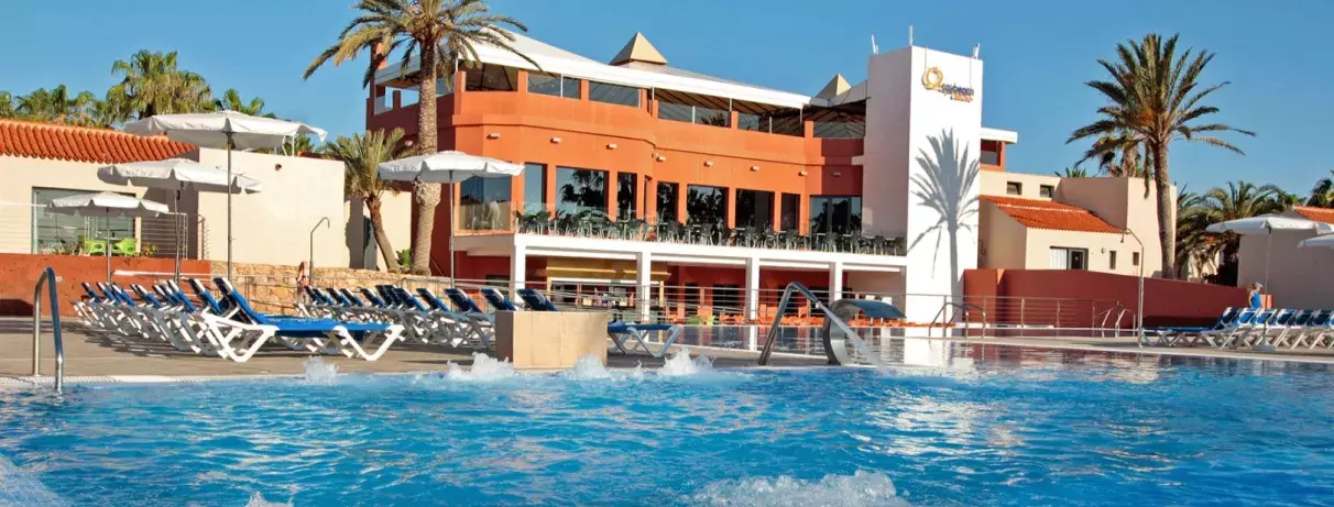 piscine extérieure vue sur l'hôtel