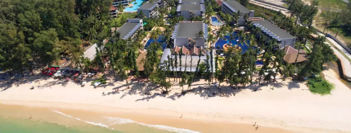 vue de l'hôtel et de la plage