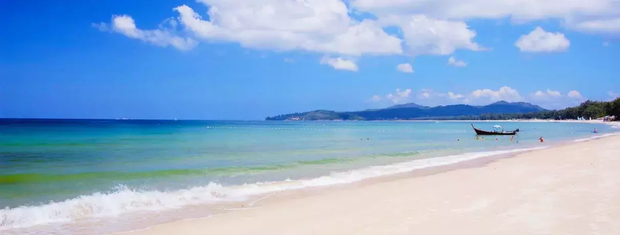 plage de sable blanc avec la mer turquoise