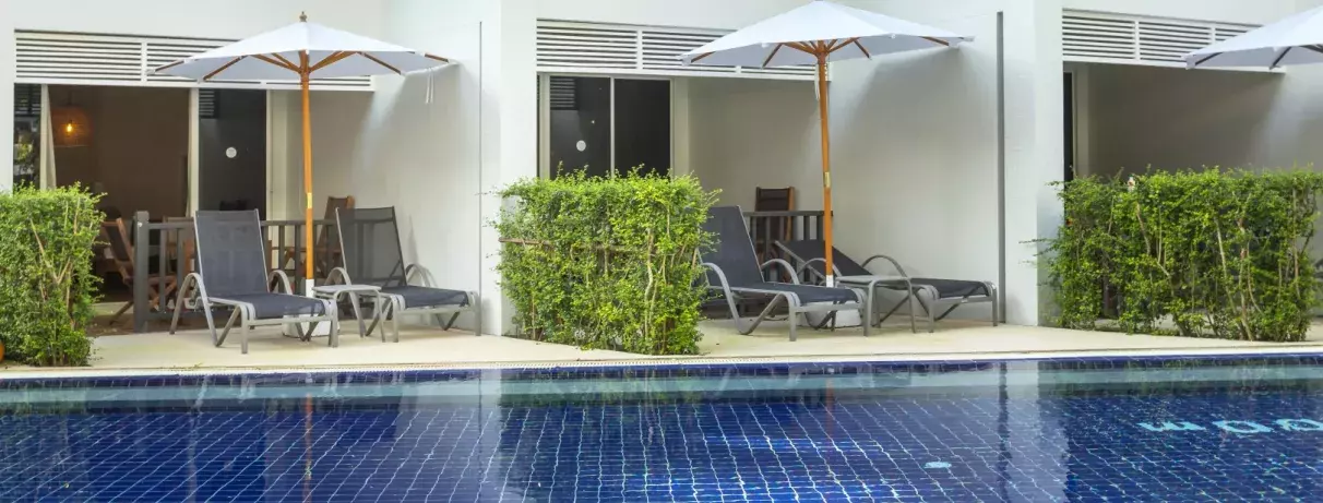 piscine extérieure en long