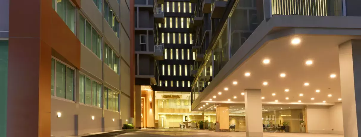 hall d'entrée de l'hôtel illuminé 