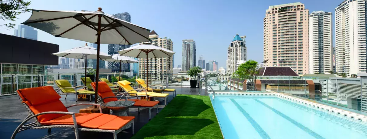 piscine extérieure de l'hôtel avec transats