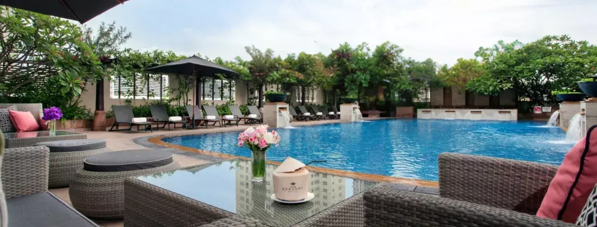 piscine extérieure avec transats et fauteuils