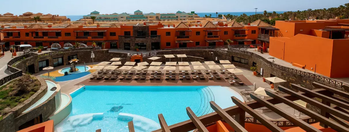 piscine extérieure  avec parasols et vue de l'hôtel
