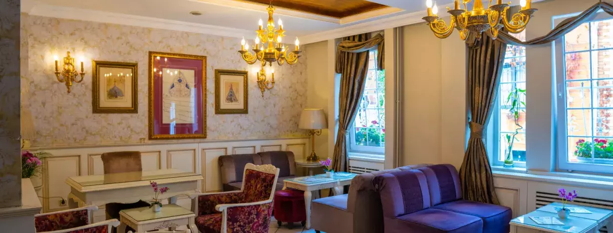 hall d'entrée de l'hôtel avec coin salon avec fauteuils et tables 