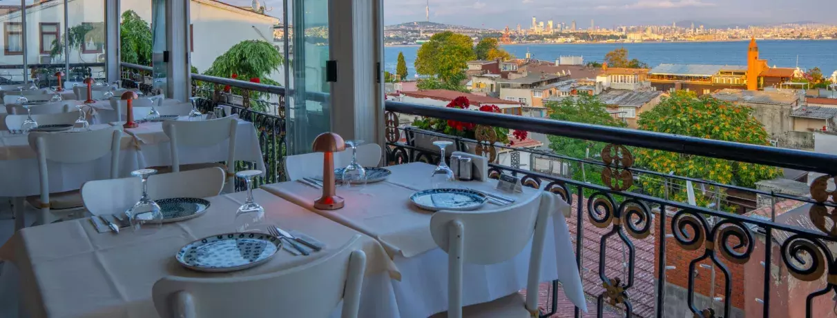 restaurant sur la terrasse de l'hôtel avec vue sur le centre ville d'Istanbul