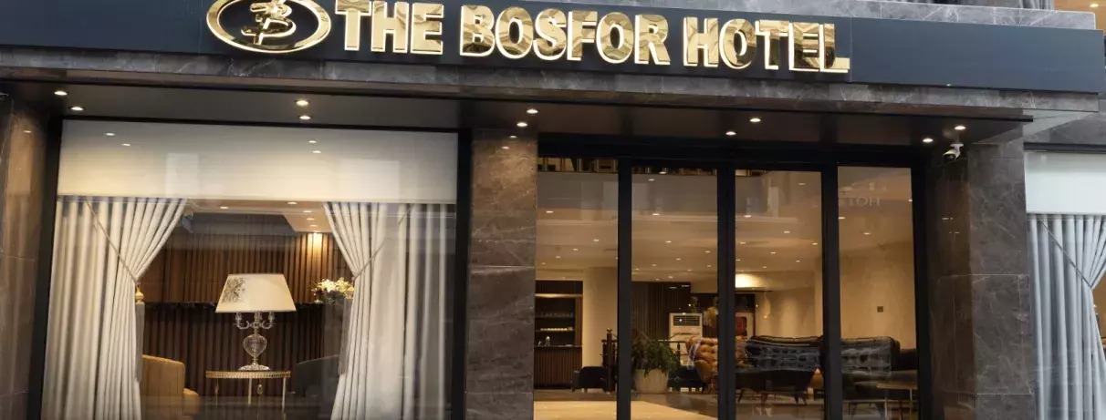 façade extérieure de l'hôtel avec la porte d'entrée