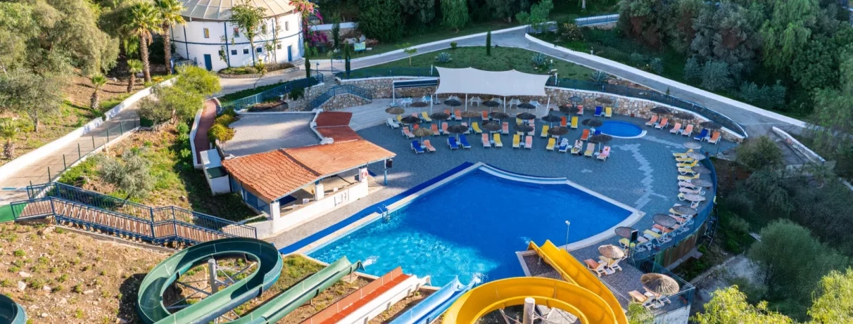 piscine avec toboggans 