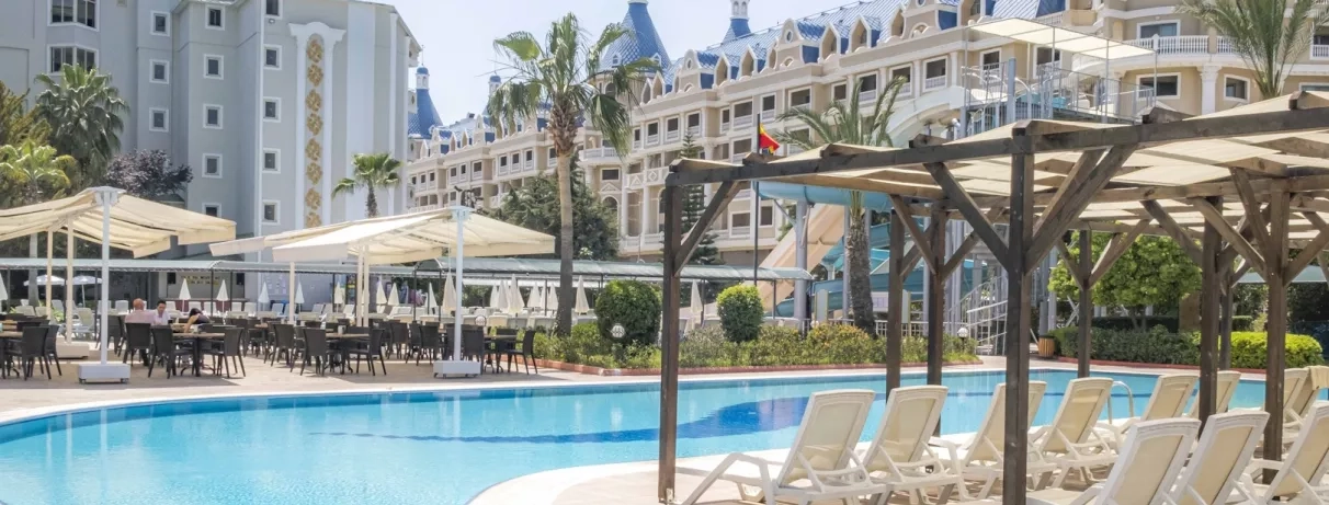 piscine extérieure avec transats et parasols