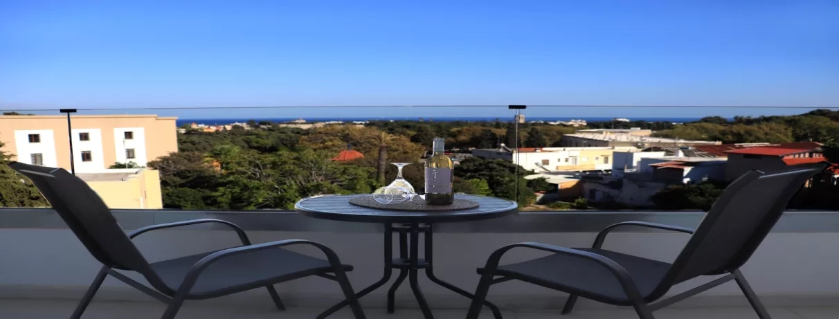 balcon de la chambre, avec deux chaises, vue sur mer