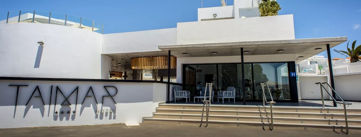 L'entrée principale de l'hôtel avec sa porte d'entrée L’entrée principale de l’hôtel, accessible par quelques marches.