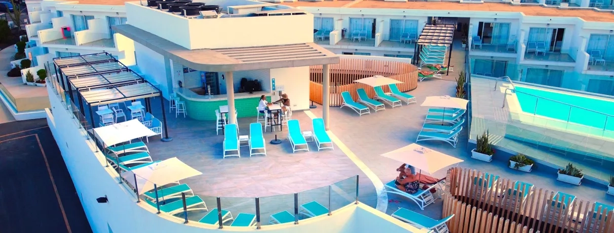 Une terrasse ensoleillée sur le toit propose un bar extérieur et de nombreux transats.