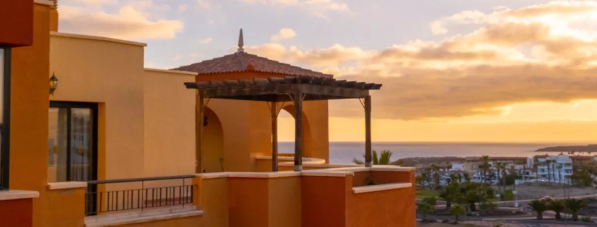 Vue de l'hôtel sur la mer au couché de soleil 