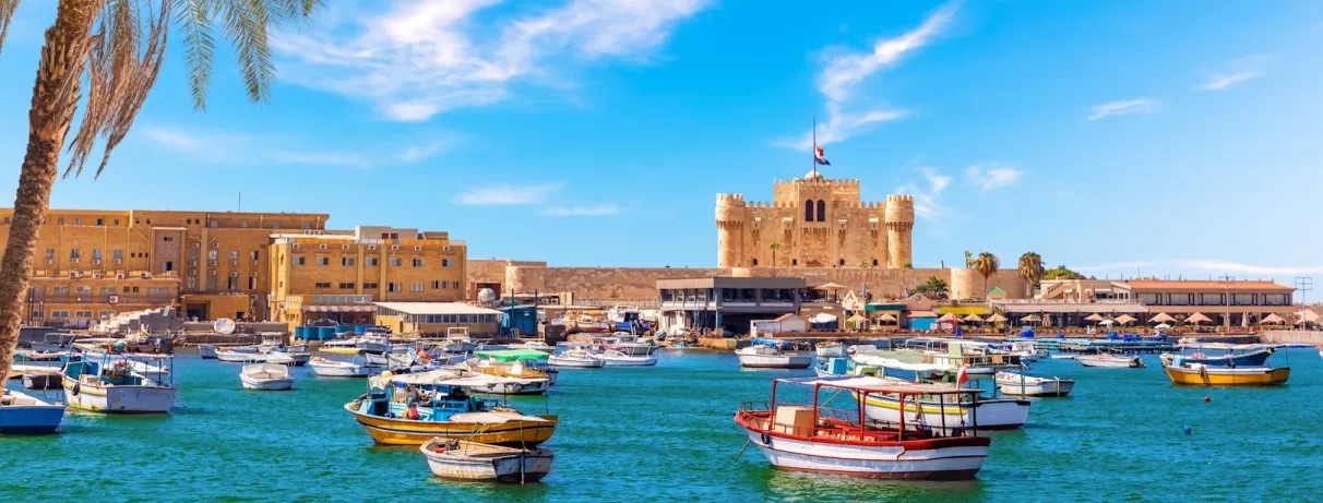 Port d'Alexandrie, bateaux près du fort de Qaitbay, point de phare célèbre, Egypte