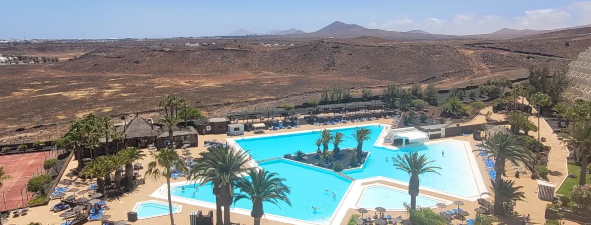 Prise de vue d'ensemble de la piscine 
