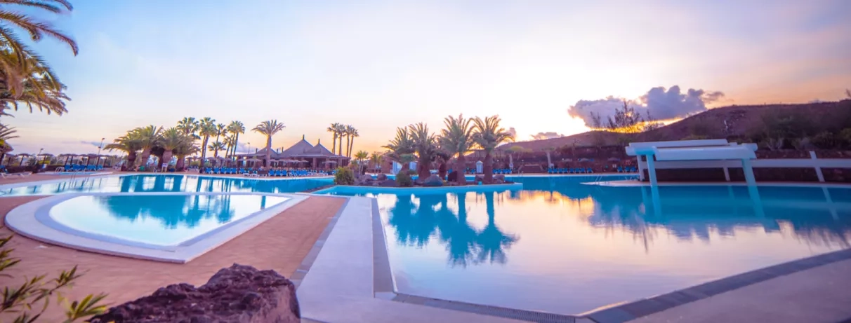 Plan sur la piscine au couché de soleil