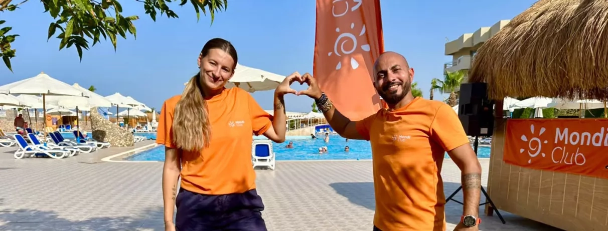 2 animateurs en bord de piscine