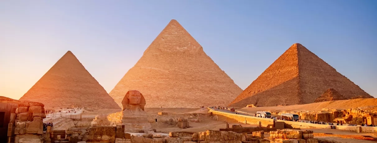 Pyramides du Caire sous un coucher de soleil 