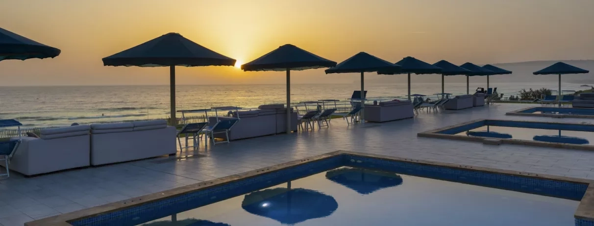 coucher de soleil terrasse extérieure piscines 