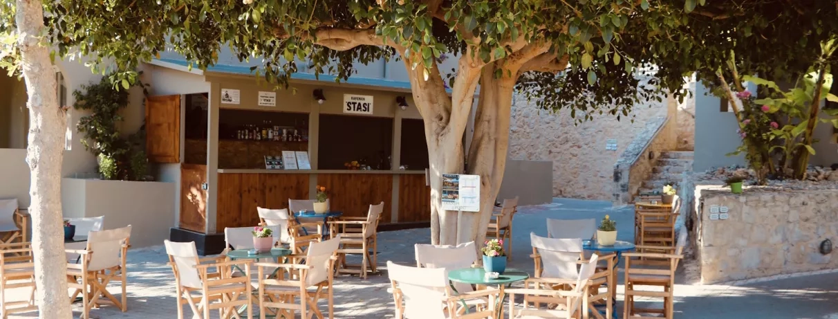 Terrasse du bar avec table et chaise 
