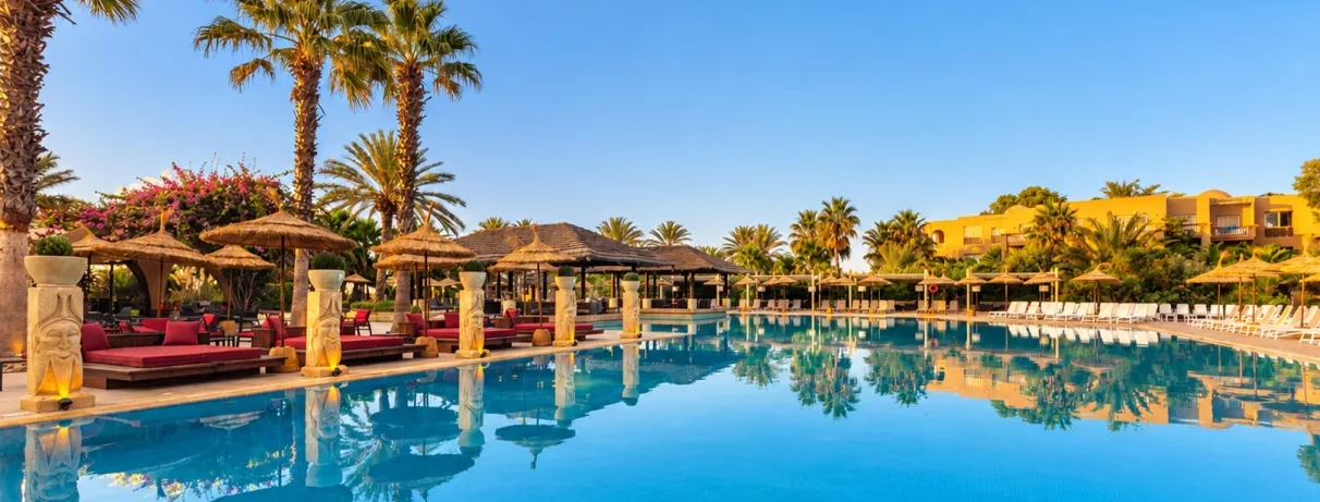 vue globale sur la piscine de l'hôtel