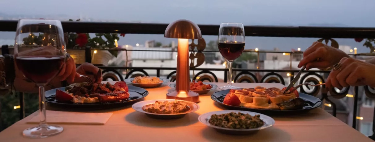 détail d'une table dressée le soir avec vue sur Istanbul