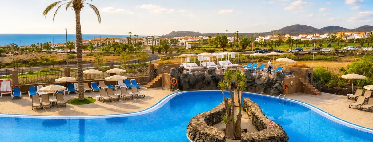 Une piscine extérieure