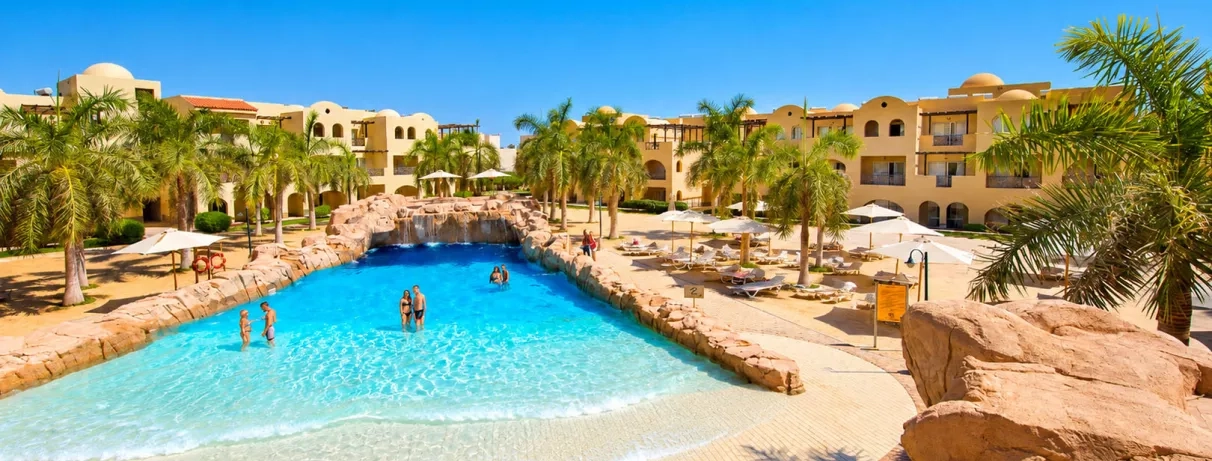 Piscine à vagues bordée de rochers et bâtiments du Mondi Club Stella Gardens à Hurghada