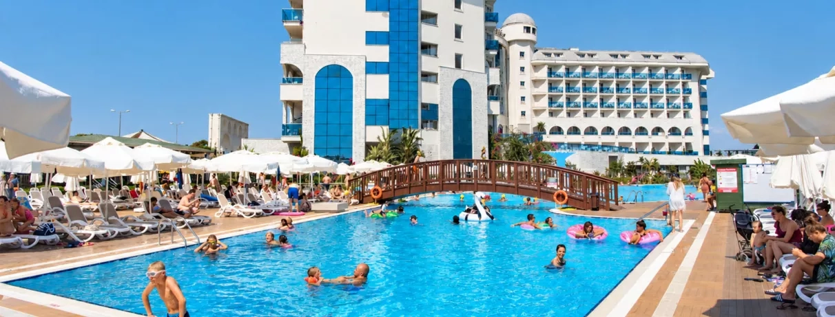 piscine avec bâtiment de l'hôtel en arrière plan
