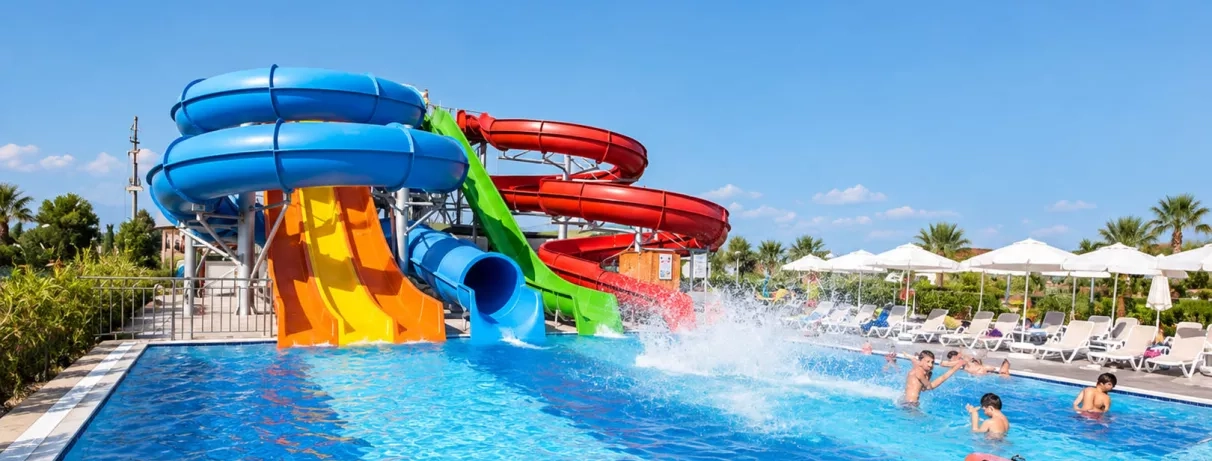 piscine avec des toboggans aquatiques