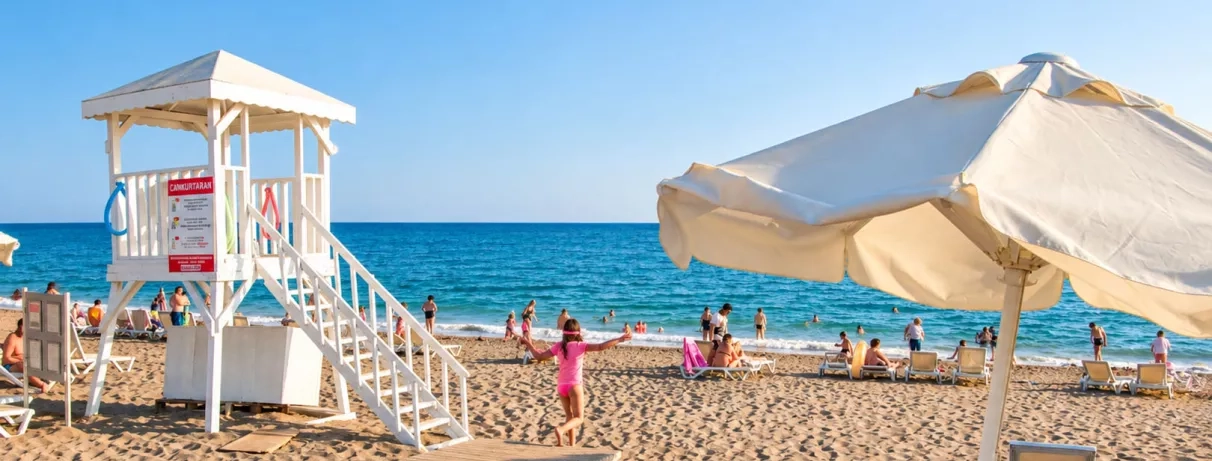 vue de la plage avec des transats