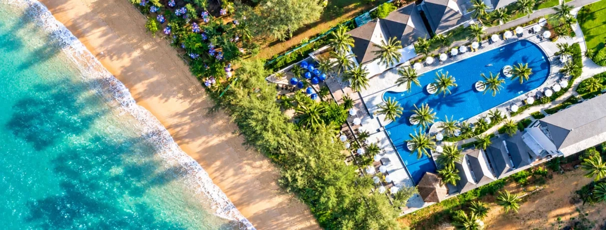 Une vue aérienne montrant l'hôtel et la plage.