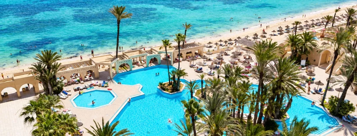 Vue aérienne de la piscine et de la plage privée du Mondi Club Zita Beach Resort à Zarzis.